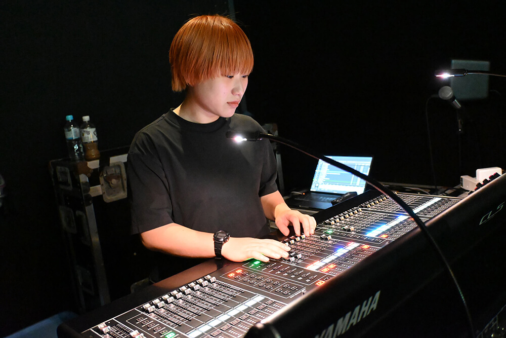音響卓を操作する音楽総合学科の女子学生