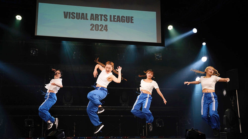 4人の女性がダンスをしている写真