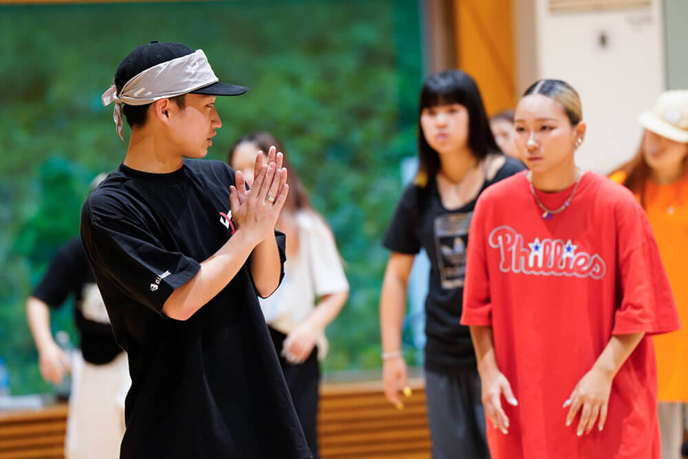 Dリーガーから指導を受ける女子学生