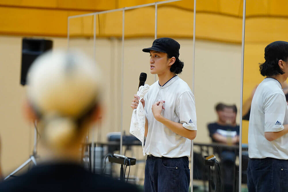 マイクを持ってコメントしているDリーガー