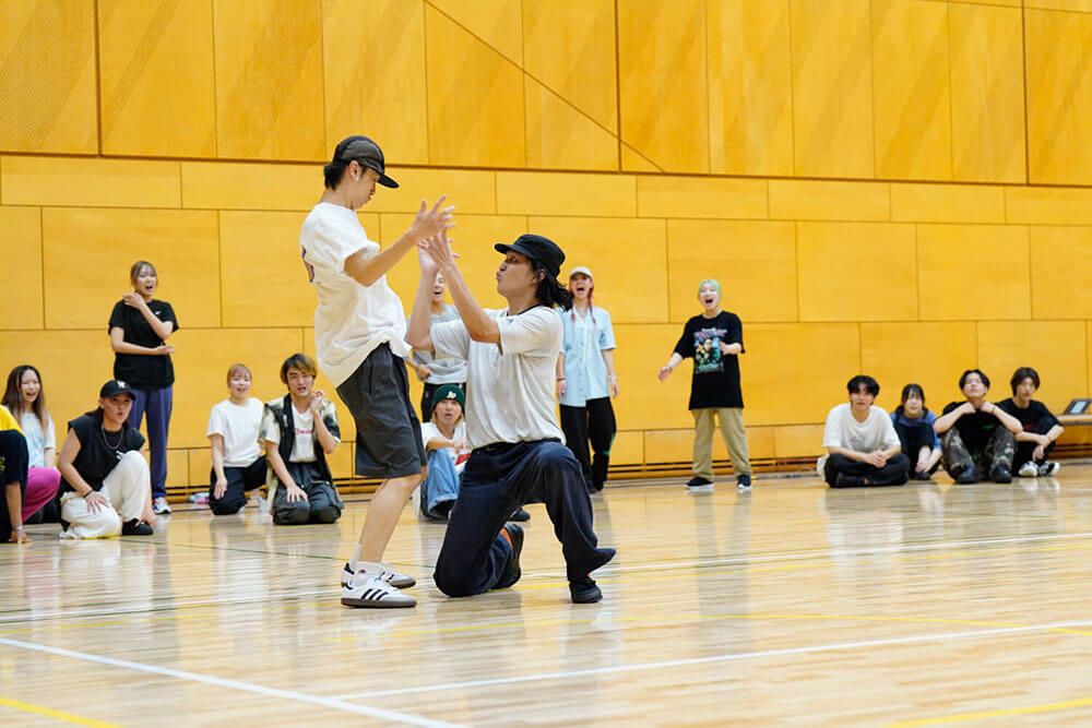 男子学生に指導しているDリーガー