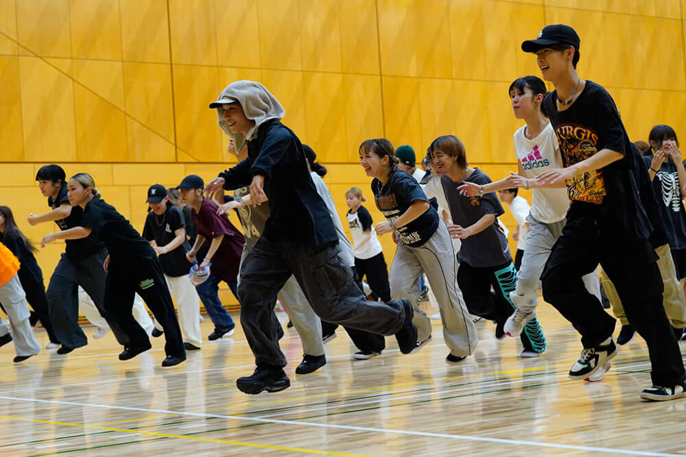 多くの学生が一斉に踊っている風景